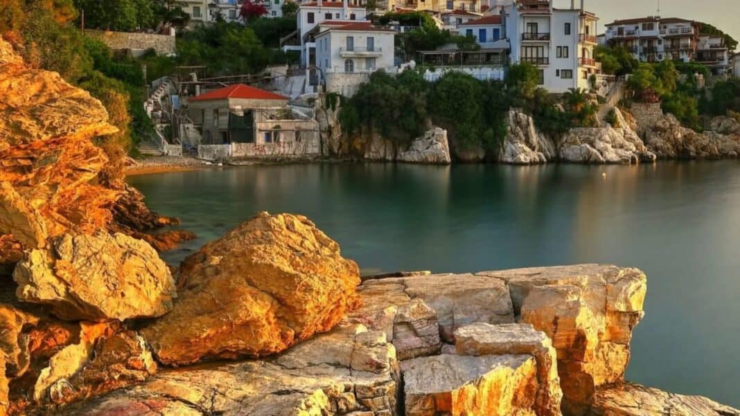 Η ΙΣΤΟΡΙΑ ΤΗΣ ΣΥΝΟΙΚΙΑΣ ΠΛΑΚΕΣ ΣΤΗ ΣΚΙΑΘΟ Η ΙΣΤΟΡΙΑ ΤΗΣ ΣΥΝΟΙΚΙΑΣ ΠΛΑΚΕΣ ΣΤΗ ΣΚΙΑΘΟ