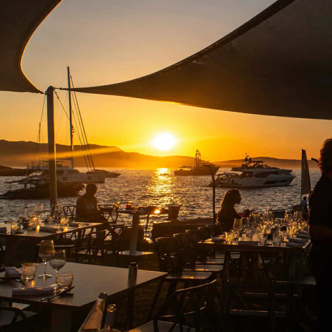 Η Ελλάδα πρέπει να προχωρήσει. Η Ελλάδα πρέπει να προχωρήσει.