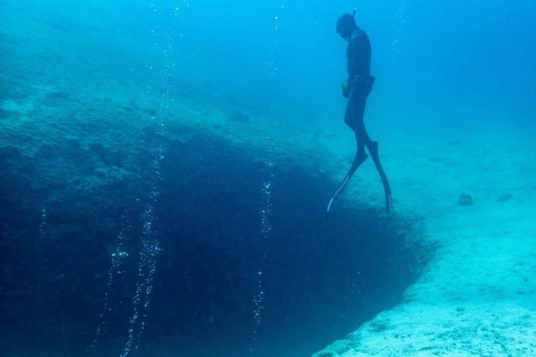 Θρίλερ στα Λιμανάκια Βουλιαγμένης: Αγνοείται δύτης στο «Πηγάδι του Διαβόλου» Θρίλερ στα Λιμανάκια Βουλιαγμένης: Αγνοείται δύτης στο «Πηγάδι του Διαβόλου»
