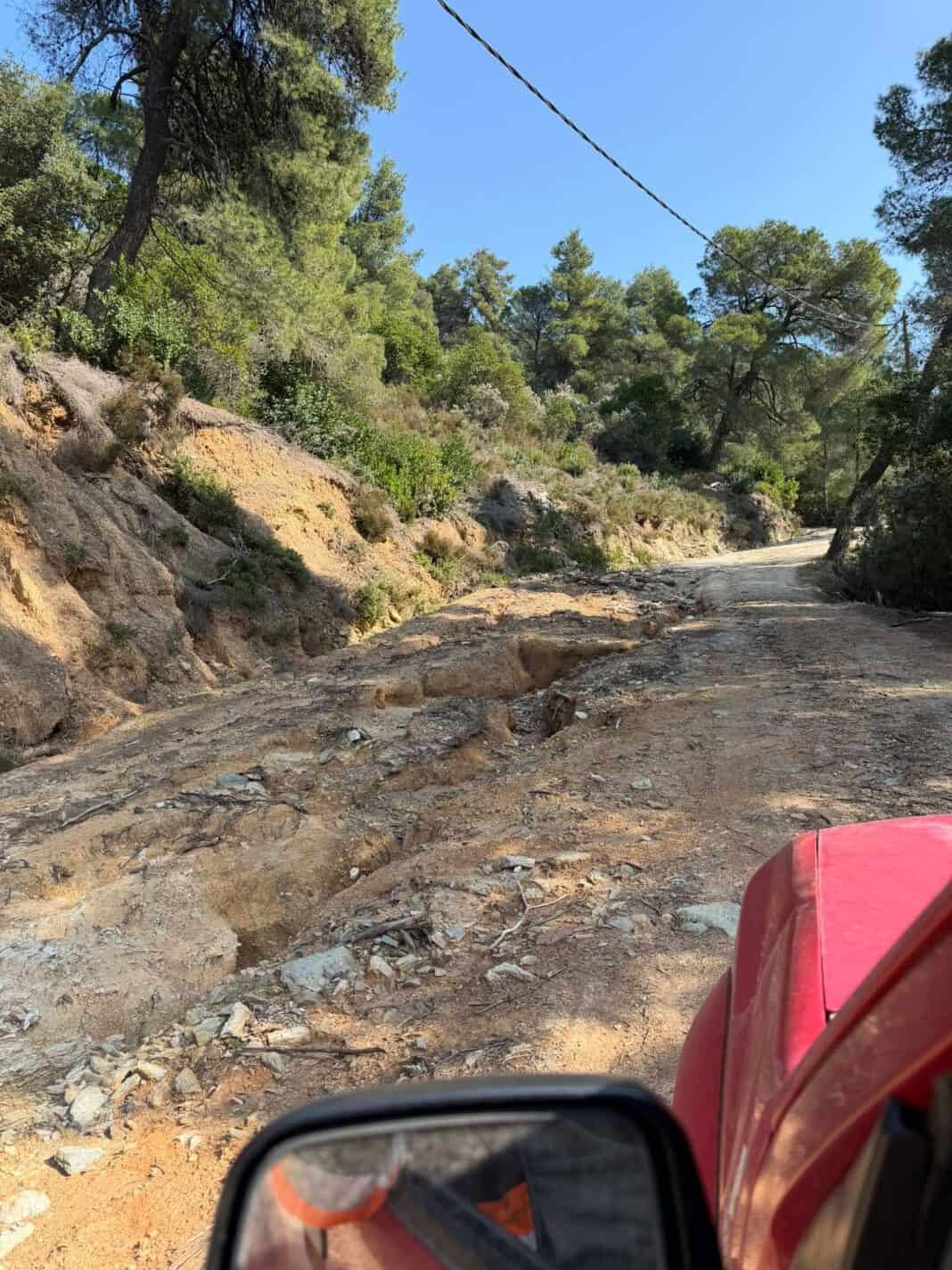 Δρόμοι – «παγίδες» προς Λυγαριές και Κεχριά στη Σκιάθο(εικόνες) Δρόμοι – «παγίδες» προς Λυγαριές και Κεχριά στη Σκιάθο(εικόνες)