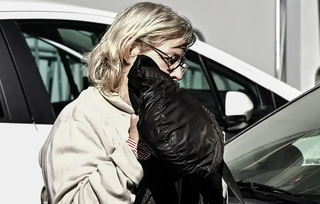 Παραδόθηκε στο ΑΤ Πεύκης η Ελένη Ζαρούλια – Οδηγείται στη φυλακή Παραδόθηκε στο ΑΤ Πεύκης η Ελένη Ζαρούλια – Οδηγείται στη φυλακή