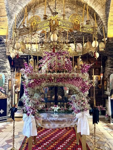 Οι τρεις ανθοστολισμένοι Επιτάφιοι της Σκιάθου Οι τρεις ανθοστολισμένοι Επιτάφιοι της Σκιάθου