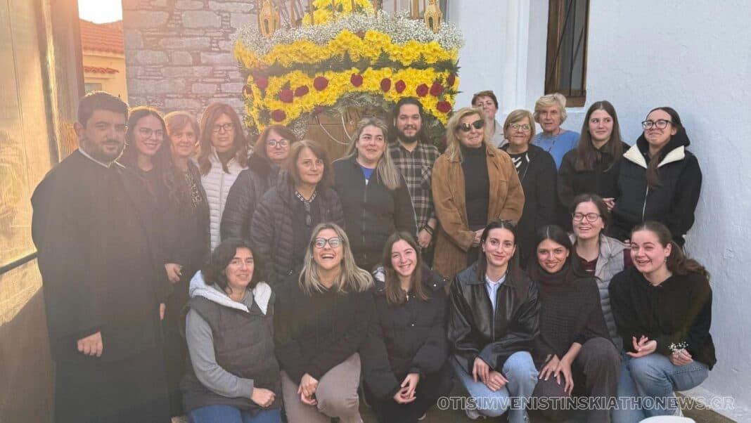 Ο στολισμένος Επιτάφιος στον Ιερό Ναό Γεννήσεως της Θεοτόκου Ο στολισμένος Επιτάφιος στον Ιερό Ναό Γεννήσεως της Θεοτόκου