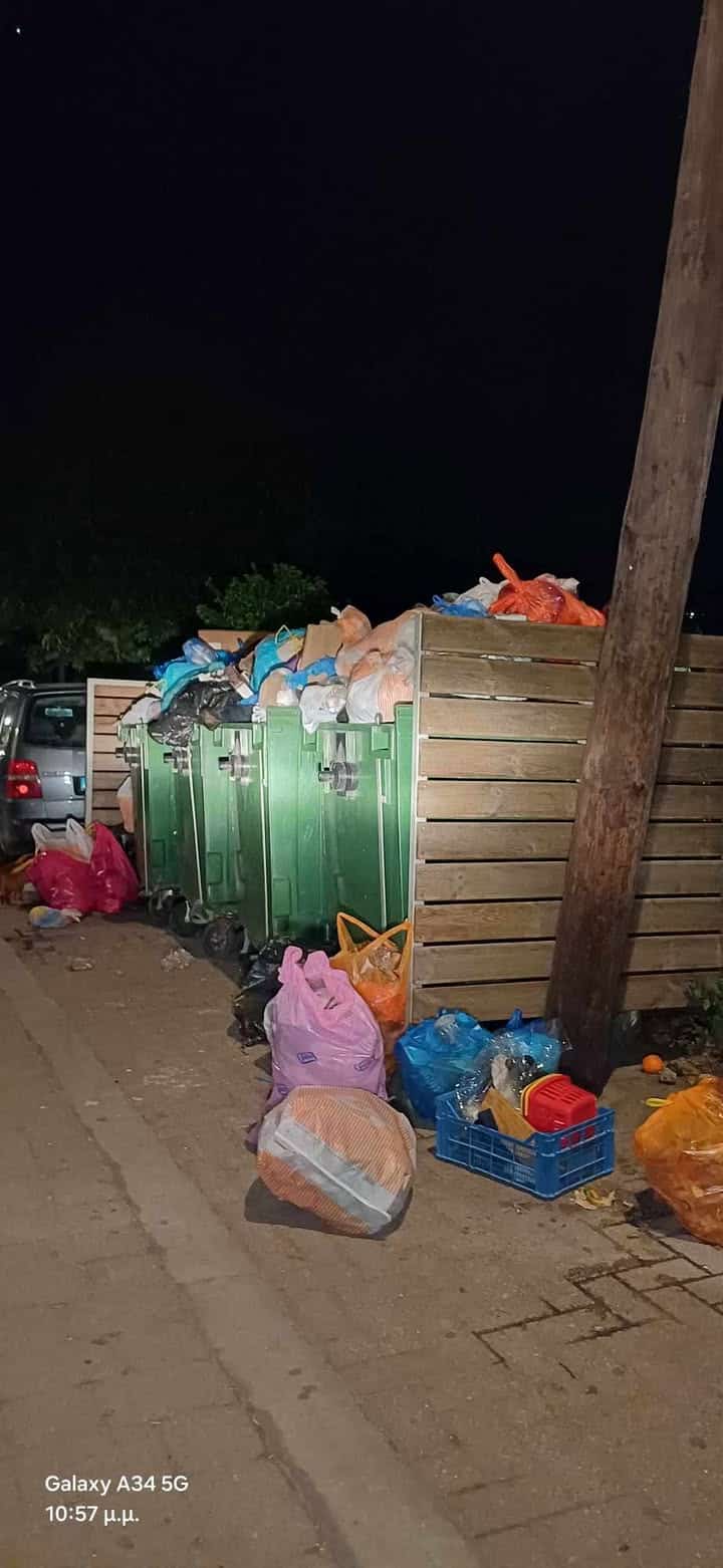 Σκιάθος: Εικόνες εγκατάλειψης με σκουπίδια σε κεντρικό σημείο Σκιάθος: Εικόνες εγκατάλειψης με σκουπίδια σε κεντρικό σημείο