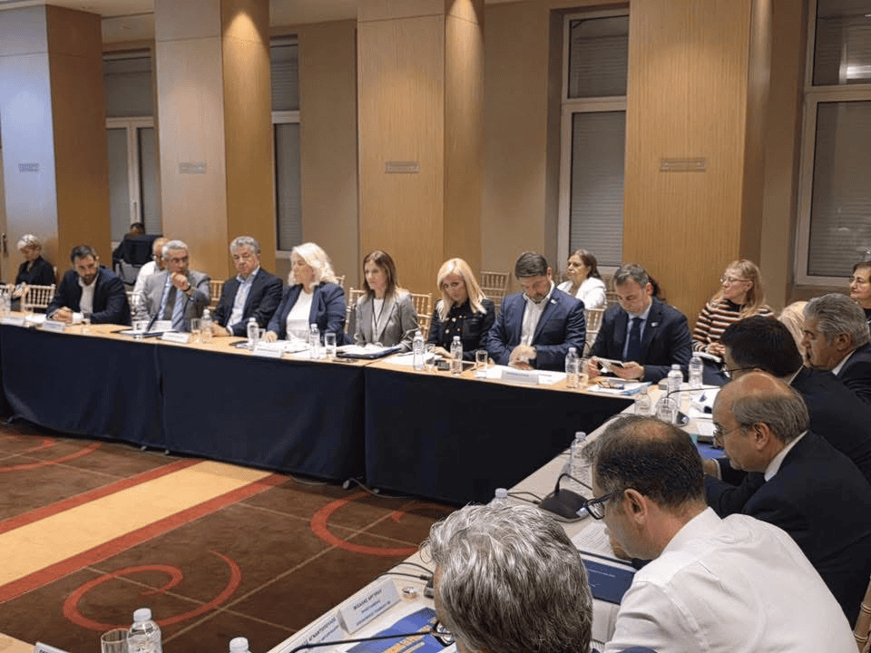 Σύσκεψη υπό τον Κωστή Χατζηδάκη για το «Νέο Πολυετές Δημοσιονομικό Πλαίσιο 2028-2034» Σύσκεψη υπό τον Κωστή Χατζηδάκη για το «Νέο Πολυετές Δημοσιονομικό Πλαίσιο 2028-2034»