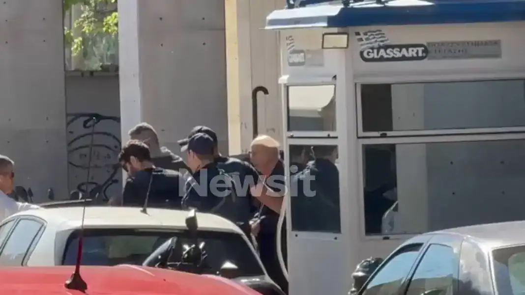 Αντιμέτωπος με τρία κακουργήματα και έξι πλημμελήματα ο 89χρονος για τις ένοπλες επιθέσεις σε ΕΦΚΑ και Πρωτοδικείο Αντιμέτωπος με τρία κακουργήματα και έξι πλημμελήματα ο 89χρονος για τις ένοπλες επιθέσεις σε ΕΦΚΑ και Πρωτοδικείο