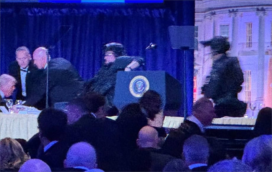 Πανικός από πυροβολισμούς σε δεξιό πολιτικό – Βρισκόταν κοντά στον Τραμπ Πανικός από πυροβολισμούς σε δεξιό πολιτικό – Βρισκόταν κοντά στον Τραμπ