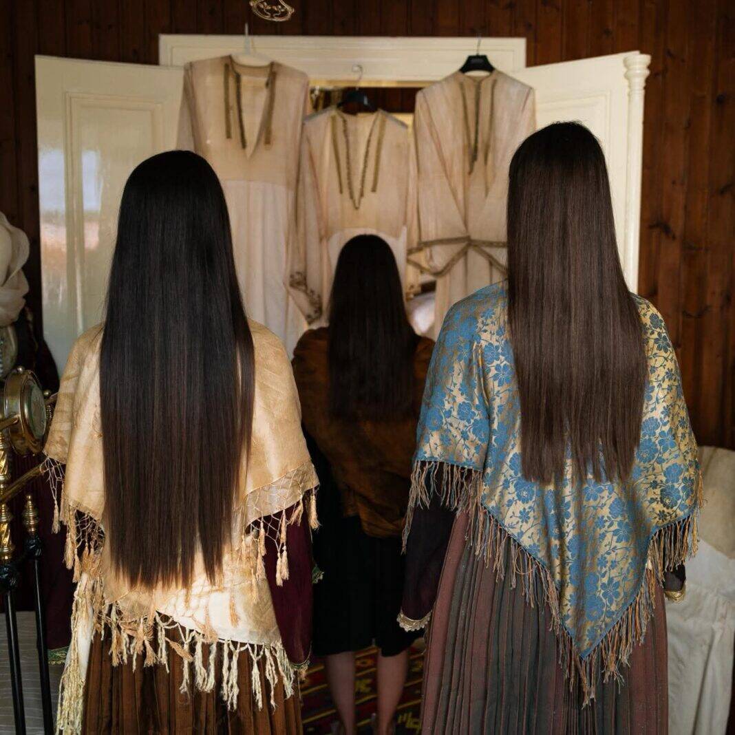 Σκιαθίτικο Σπίτι : Τα καλά ρούχα τα κρατούσαμε για λίγες φορές.. Σκιαθίτικο Σπίτι : Τα καλά ρούχα τα κρατούσαμε για λίγες φορές..