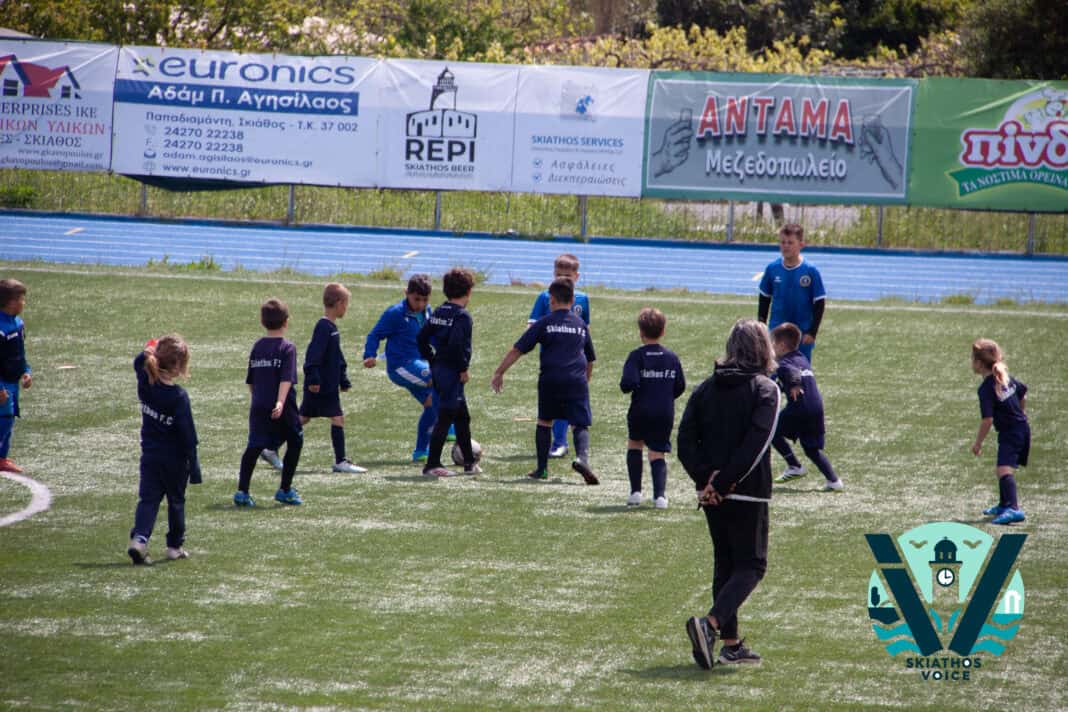 Σέντρα για το 4ο Τουρνουά Ποδοσφαίρου Βορείων Σποράδων στη Σκιάθο(εικόνες) Σέντρα για το 4ο Τουρνουά Ποδοσφαίρου Βορείων Σποράδων στη Σκιάθο(εικόνες)