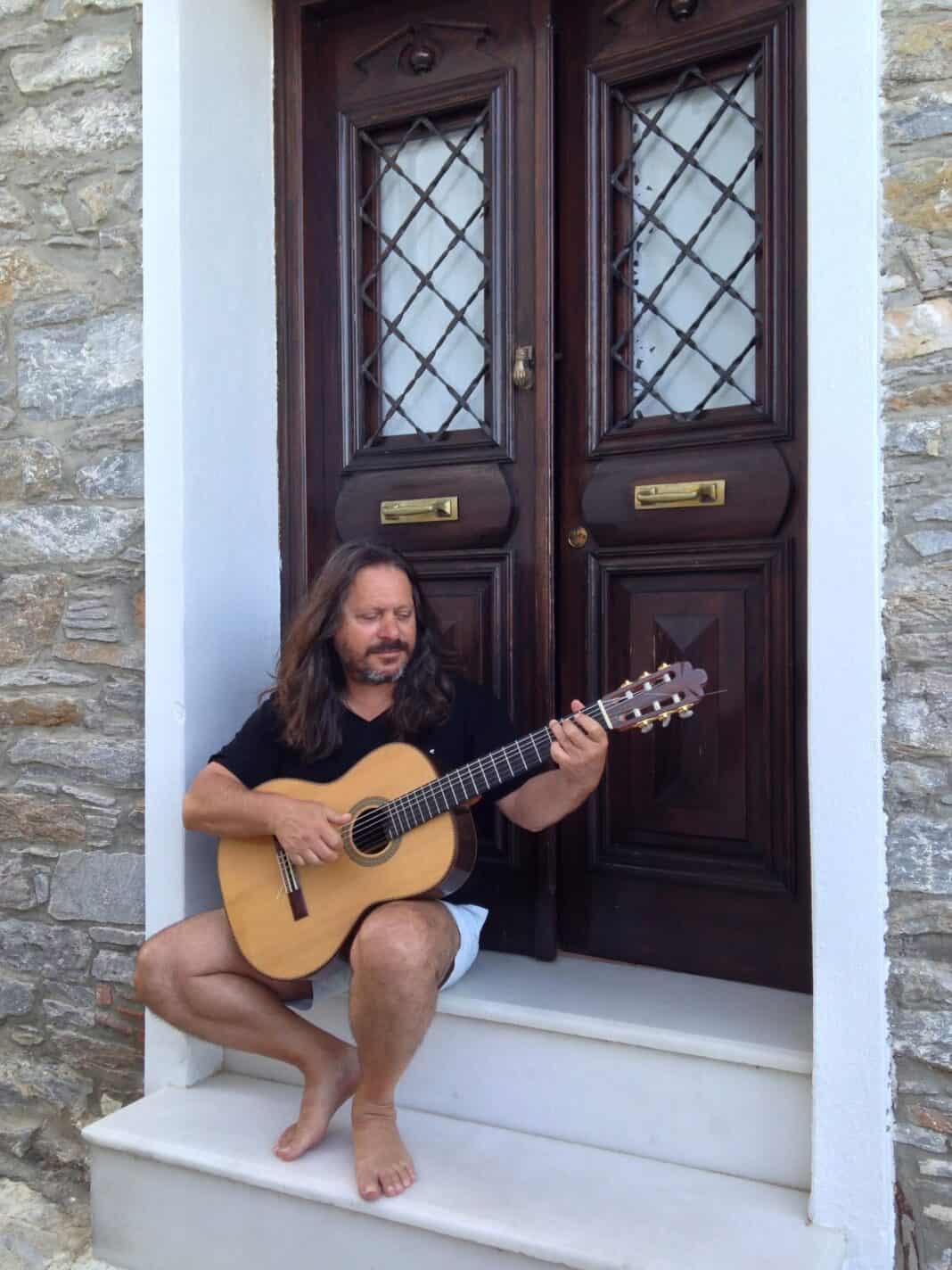 Αντώνης Μιτζέλος: Το Πάσχα στο πατρικό σπίτι στην Σκιάθο Αντώνης Μιτζέλος: Το Πάσχα στο πατρικό σπίτι στην Σκιάθο