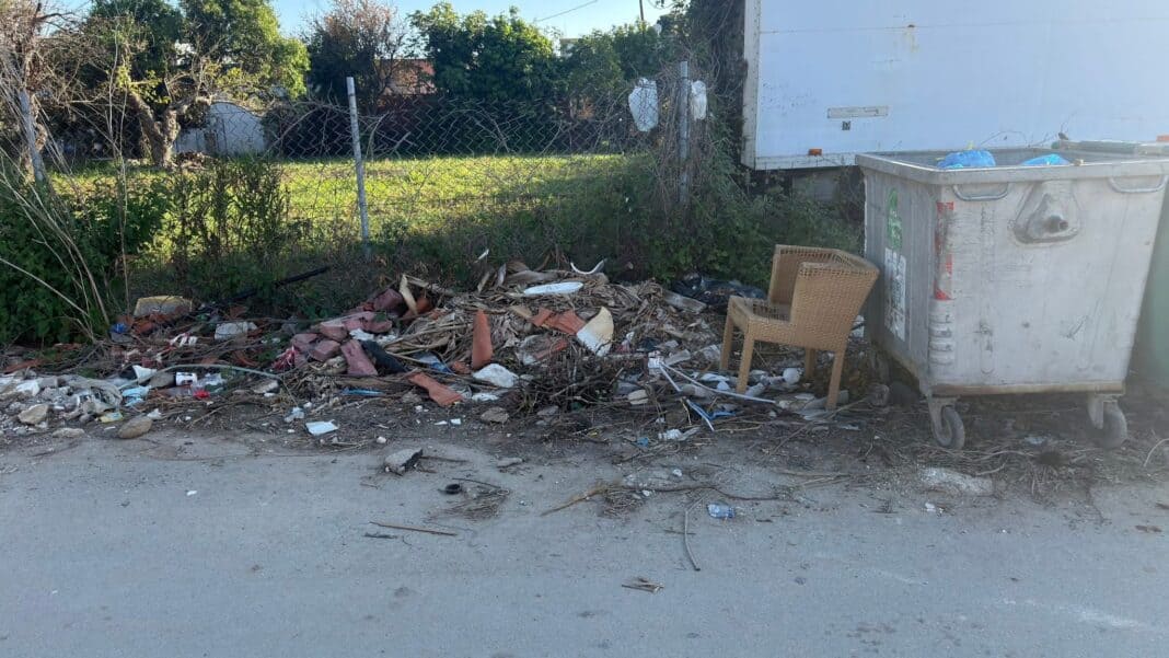 Εικόνες εγκατάλειψης σε Ξάνεμο και περιοχή Τένις – «Έτοιμο το νησί» λέει η δημοτική αρχή, άλλα δείχνει η πραγματικότητα Εικόνες εγκατάλειψης σε Ξάνεμο και περιοχή Τένις – «Έτοιμο το νησί» λέει η δημοτική αρχή, άλλα δείχνει η πραγματικότητα