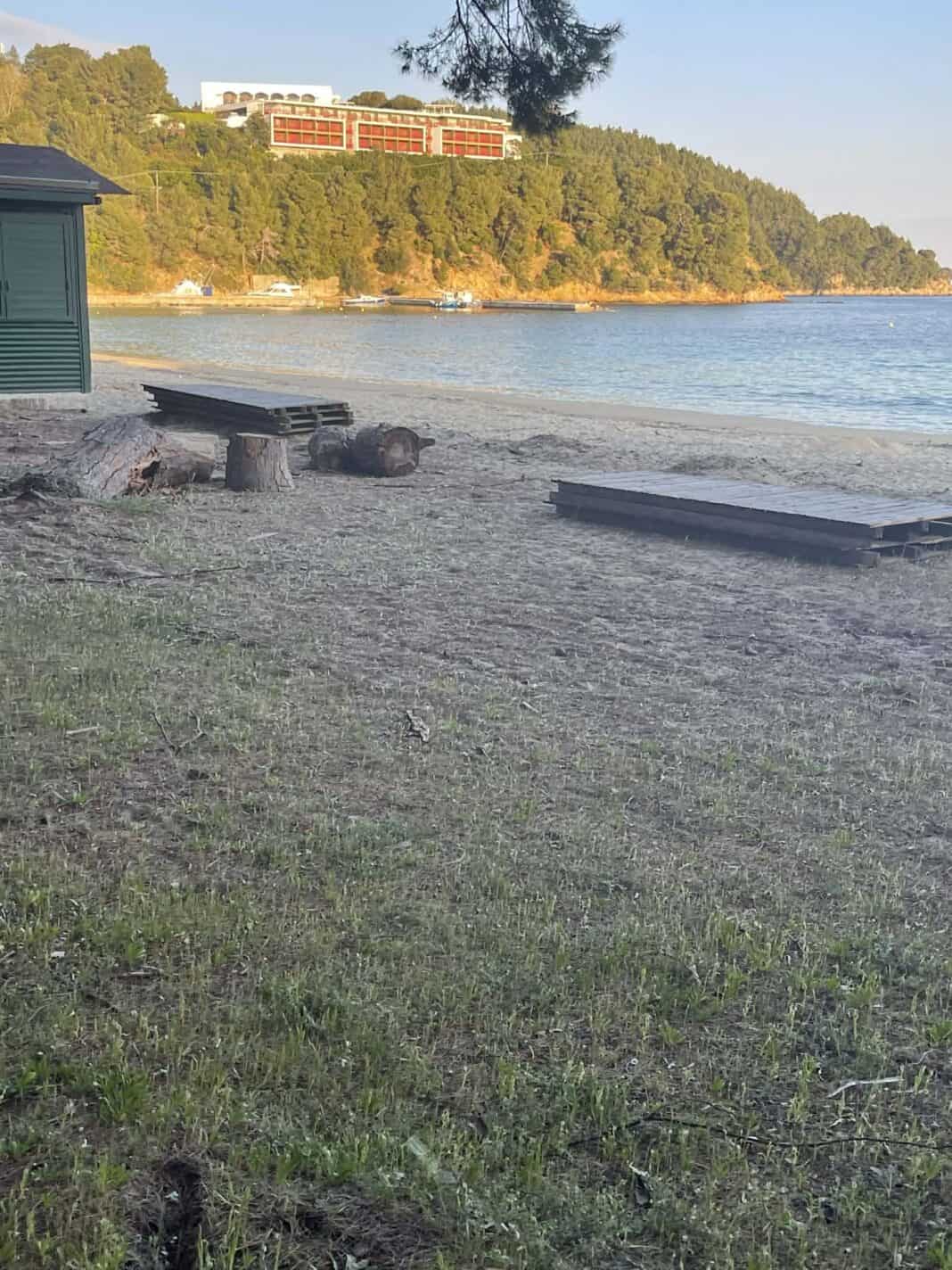 Κουκουναριές: Ξηλωμένοι διάδρομοι, καθυστερήσεις και εικόνα εγκατάλειψης εν μέσω προετοιμασίας για τη σεζόν(εικόνες) Κουκουναριές: Ξηλωμένοι διάδρομοι, καθυστερήσεις και εικόνα εγκατάλειψης εν μέσω προετοιμασίας για τη σεζόν(εικόνες)