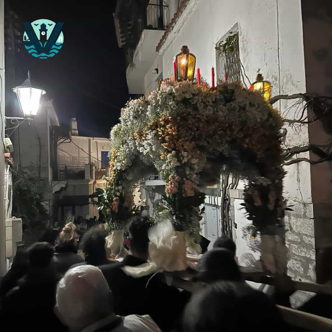 To Πάσχα στη Σκιάθο:Ο ενταφιασμός του Ιησού και η τήρηση του Αγιορείτικου Τυπικού στην περιφορά του Επιταφίου To Πάσχα στη Σκιάθο:Ο ενταφιασμός του Ιησού και η τήρηση του Αγιορείτικου Τυπικού στην περιφορά του Επιταφίου