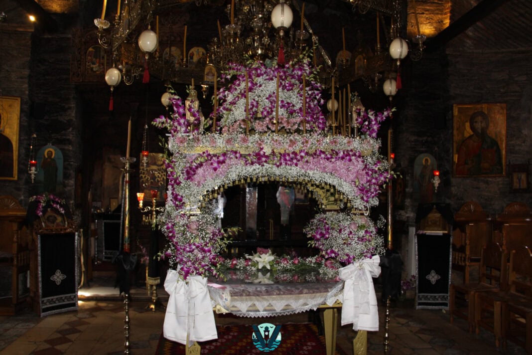 Κατάνυξη το μεσημέρι της Μεγάλης Παρασκευής στη Μονή Ευαγγελισμού Σκιάθου Κατάνυξη το μεσημέρι της Μεγάλης Παρασκευής στη Μονή Ευαγγελισμού Σκιάθου