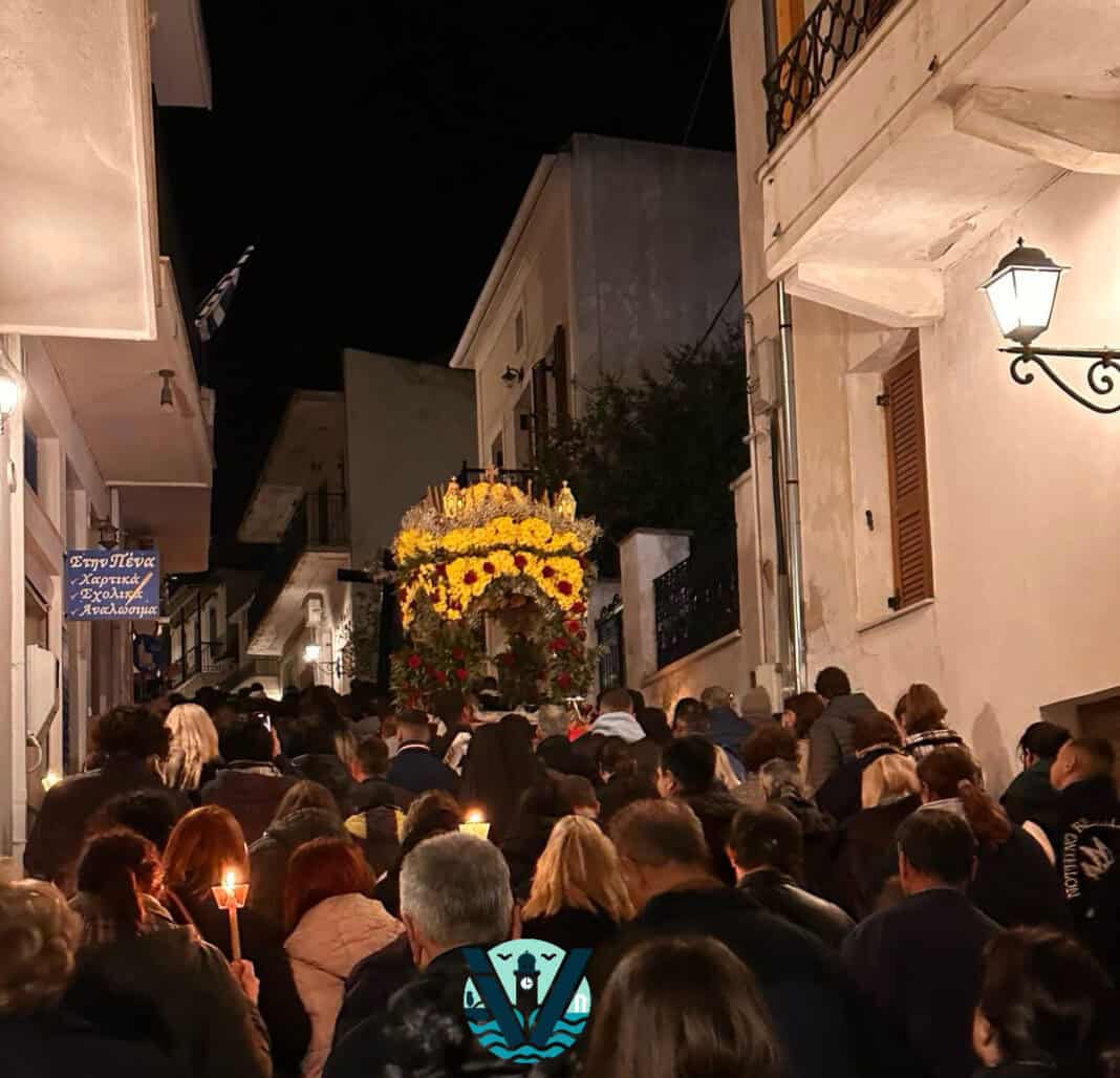 Κατανυκτική ατμόσφαιρα στον Επιτάφιο της Σκιάθου Κατανυκτική ατμόσφαιρα στον Επιτάφιο της Σκιάθου