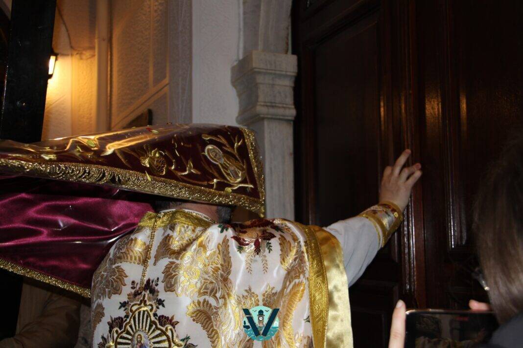 Ἄρατε Πύλας, οἱ ἄρχοντες ὑμῶν, καὶ ἐπάρθητε, πύλαι αἰώνιοι, καὶ εἰσελεύσεται ὁ Βασιλεὺς τῆς δόξης.. Ἄρατε Πύλας, οἱ ἄρχοντες ὑμῶν, καὶ ἐπάρθητε, πύλαι αἰώνιοι, καὶ εἰσελεύσεται ὁ Βασιλεὺς τῆς δόξης..