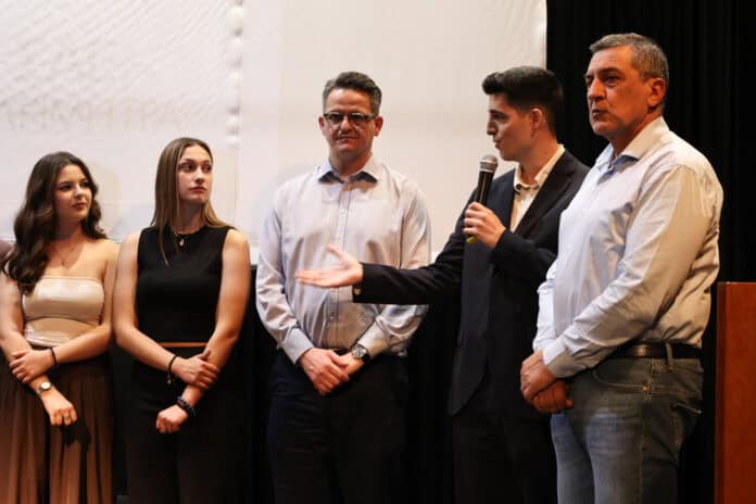 Μαθητές της Θεσσαλίας «μίλησαν» για τους νέους και το διαδίκτυο-Βραβείο στην Αλόννησο Μαθητές της Θεσσαλίας «μίλησαν» για τους νέους και το διαδίκτυο-Βραβείο στην Αλόννησο