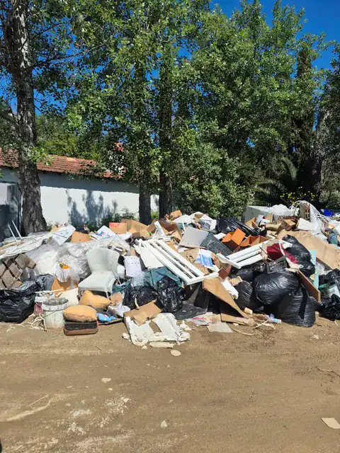 Χωματερή στην “πύλη” του παραδείσου: Εικόνες ντροπής στην είσοδο της Αγίας Παρασκευής(εικόνες) Χωματερή στην “πύλη” του παραδείσου: Εικόνες ντροπής στην είσοδο της Αγίας Παρασκευής(εικόνες)