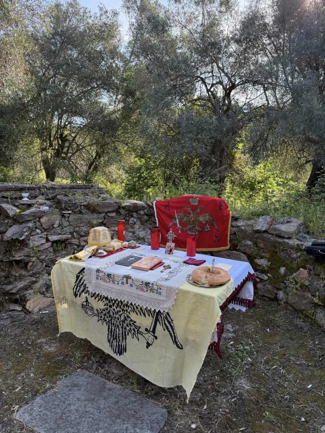 Από την Θεία Λειτουργία στα ερείπια του βυζαντινού Μοναστηριού της του Θεού Σοφίας Σκιάθου Από την Θεία Λειτουργία στα ερείπια του βυζαντινού Μοναστηριού της του Θεού Σοφίας Σκιάθου