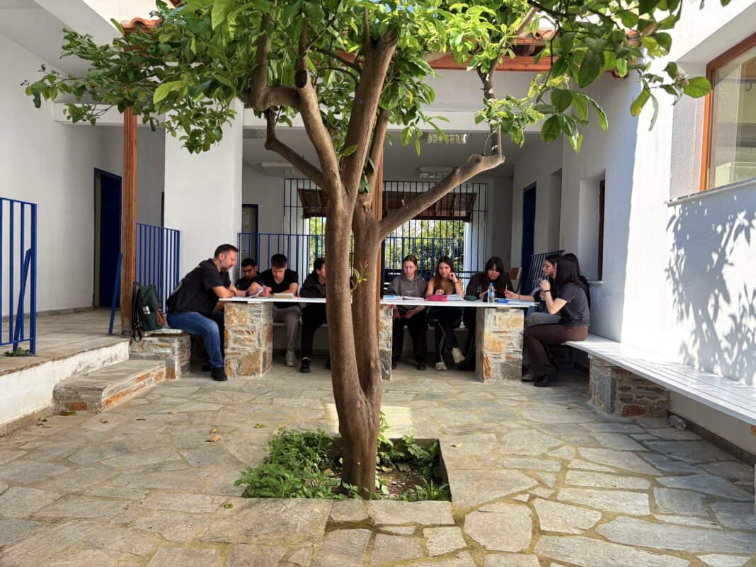 ΓΕΛ Σκοπέλου: Mάθημα κάτω από τη λεμονιά.. ΓΕΛ Σκοπέλου: Mάθημα κάτω από τη λεμονιά..