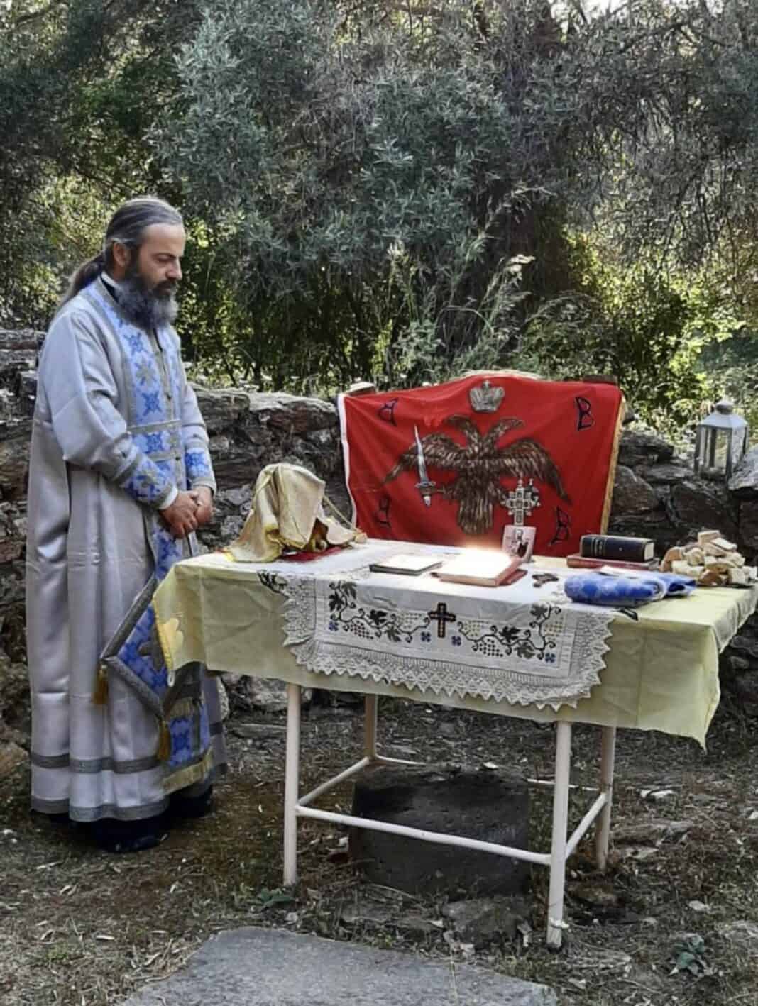 Υπαίθρια Θεία Λειτουργία για τη Μεσοπεντηκοστή στα ερείπια Βυζαντινού Μοναστηριού στη Σκιάθο Υπαίθρια Θεία Λειτουργία για τη Μεσοπεντηκοστή στα ερείπια Βυζαντινού Μοναστηριού στη Σκιάθο