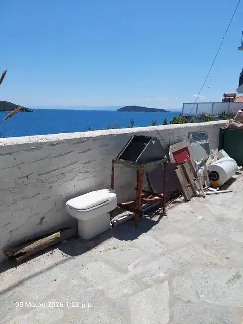 Εικόνες εγκατάλειψης στις Πλάκες Σκιάθου Εικόνες εγκατάλειψης στις Πλάκες Σκιάθου