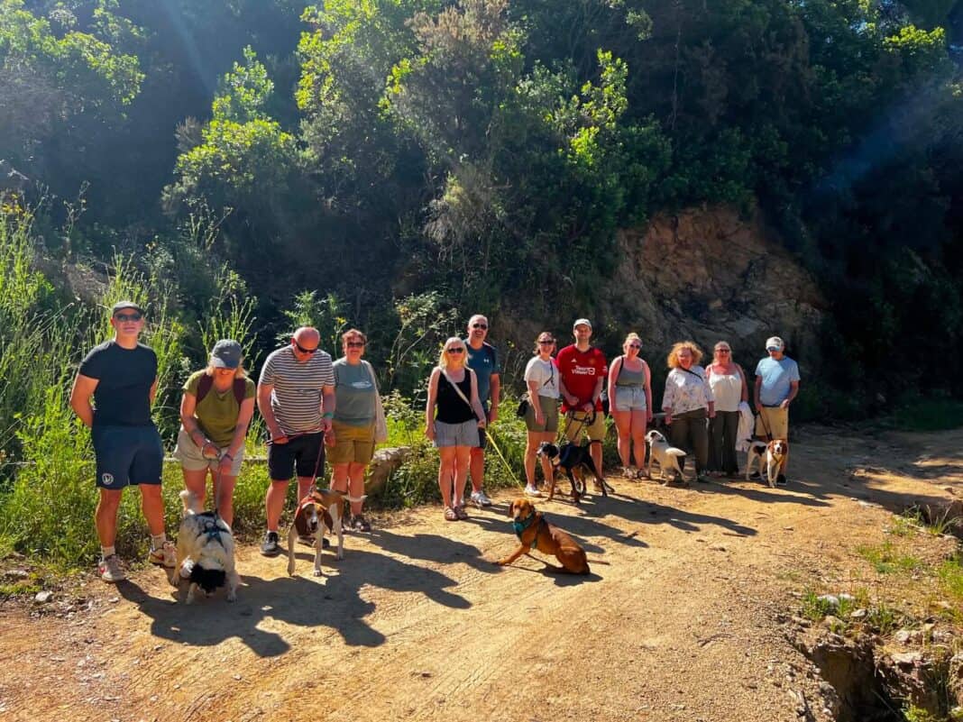 Επισκέπτες και εθελοντές στο Skiathos Dog Shelter Επισκέπτες και εθελοντές στο Skiathos Dog Shelter