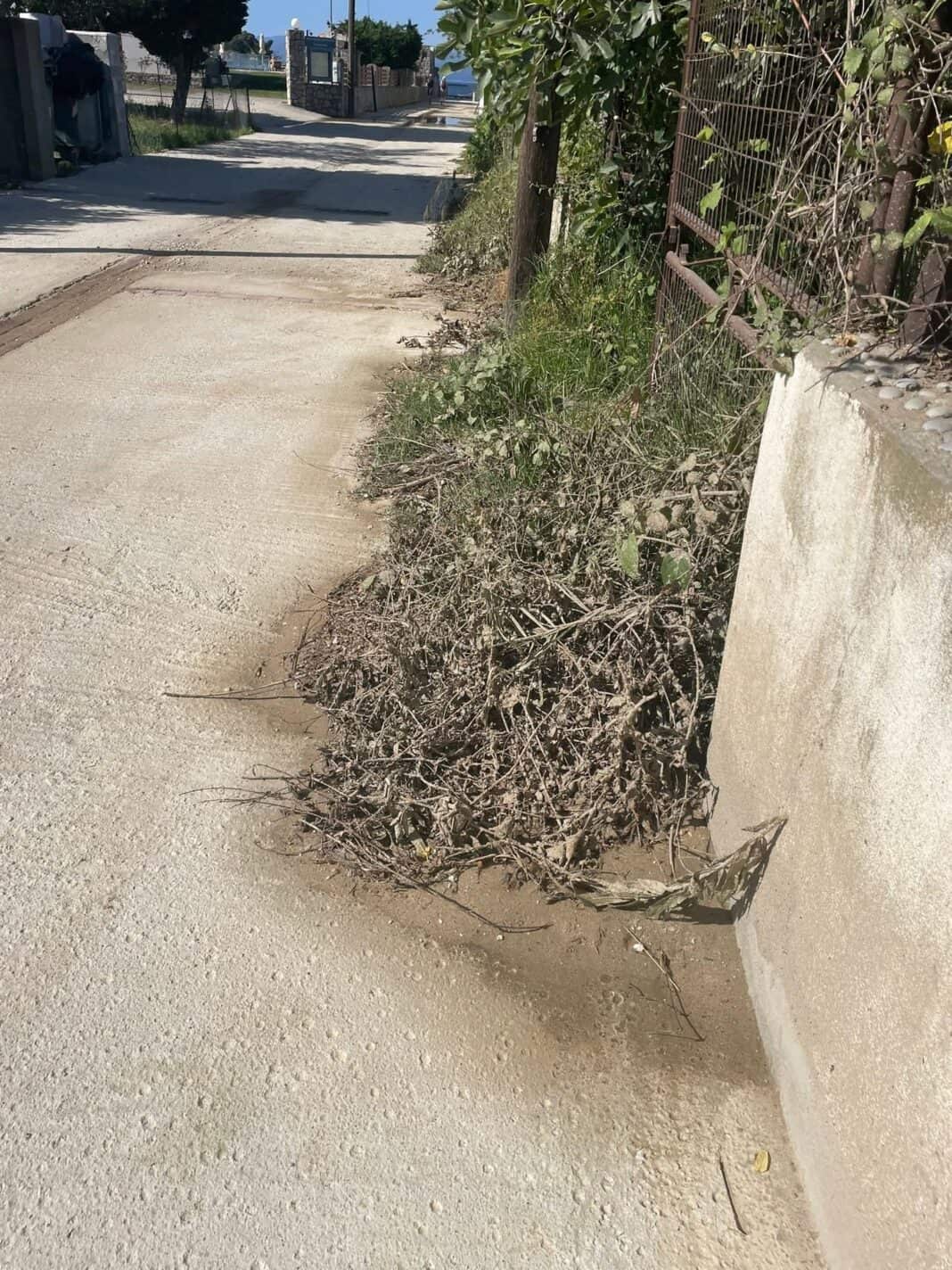 Δημότης πλήρωσε από την τσέπη του για να καθαριστεί δημοτικός δρόμος – Καταγγελία κατά της Δημοτικής Αρχής Δημότης πλήρωσε από την τσέπη του για να καθαριστεί δημοτικός δρόμος – Καταγγελία κατά της Δημοτικής Αρχής