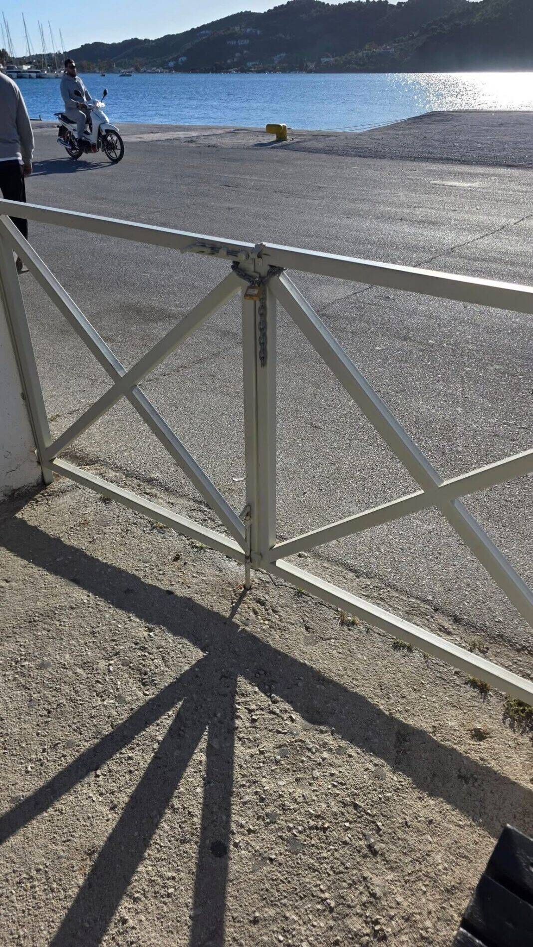 Απορία και αγανάκτηση για το κλείσιμο πεζής εισόδου στο λιμάνι της Σκιάθου(εικόνες) Απορία και αγανάκτηση για το κλείσιμο πεζής εισόδου στο λιμάνι της Σκιάθου(εικόνες)