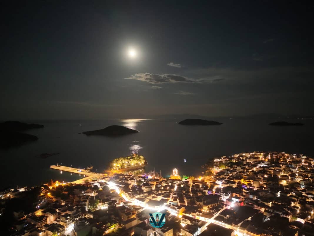 Η Μπλε Σελήνη μάγεψε απόψε τη Σκιάθο Η Μπλε Σελήνη μάγεψε απόψε τη Σκιάθο