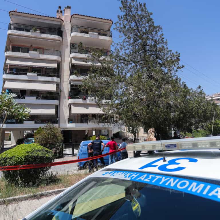 Ηλιούπολη: Οι 17χρονες άφησαν σημείωμα πριν πέσουν πιασμένες χέρι – χέρι στο κενό – «Συγγνώμη, σας αγαπάμε πολύ» Ηλιούπολη: Οι 17χρονες άφησαν σημείωμα πριν πέσουν πιασμένες χέρι – χέρι στο κενό – «Συγγνώμη, σας αγαπάμε πολύ»