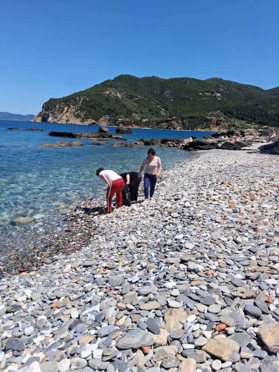 Μαθητές του ΓΕΛ Σκοπέλου έδωσαν το παράδειγμα: Καθάρισαν την παραλία Πλάκες στο πλαίσιο της δράσης «Ενεργός Πολίτης» Μαθητές του ΓΕΛ Σκοπέλου έδωσαν το παράδειγμα: Καθάρισαν την παραλία Πλάκες στο πλαίσιο της δράσης «Ενεργός Πολίτης»