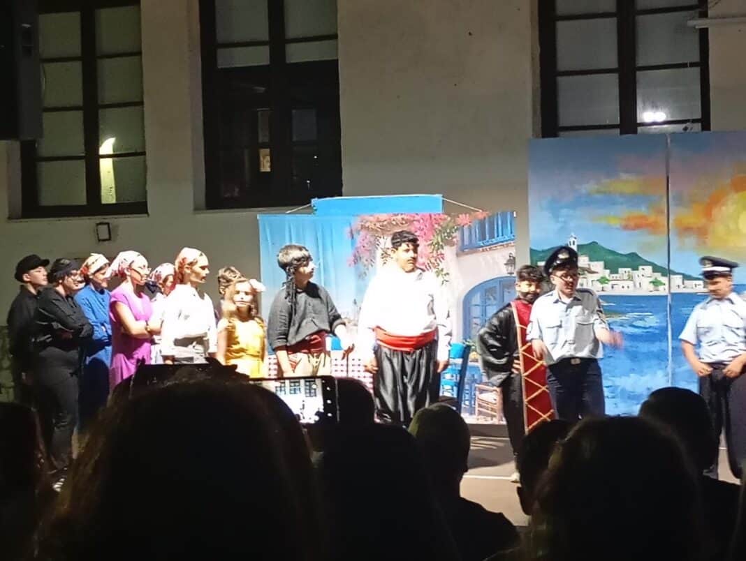 Συγκίνηση και χειροκρότημα για τη ΣΤ’ τάξη του 1ου Δημοτικού Σχολείου Σκιάθου Συγκίνηση και χειροκρότημα για τη ΣΤ’ τάξη του 1ου Δημοτικού Σχολείου Σκιάθου