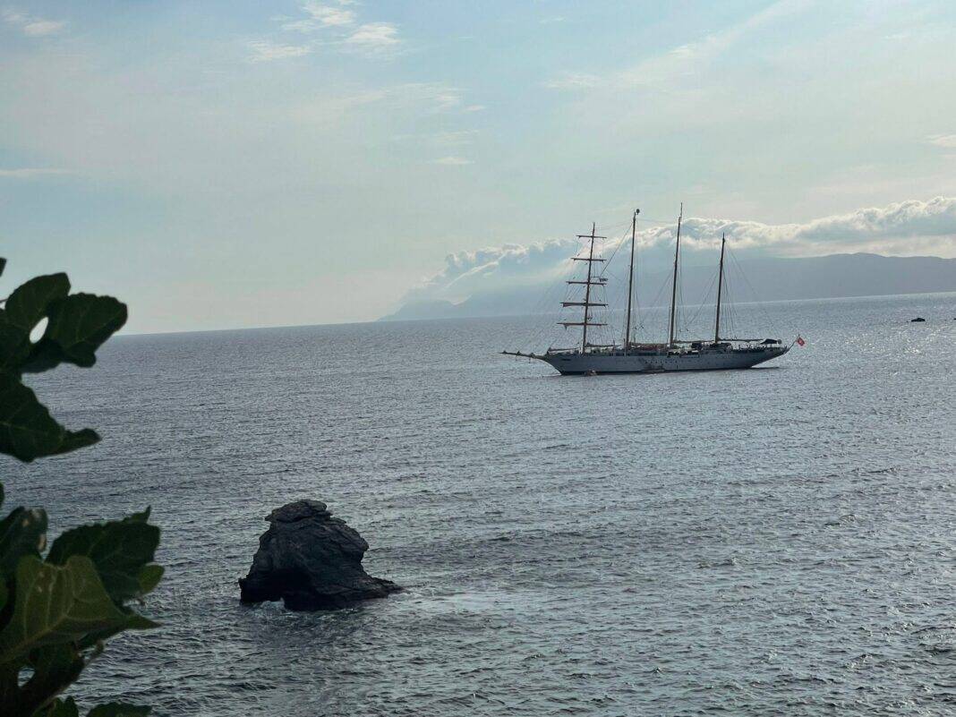 Το Star Flyer αγκυροβόλησε στη Σκόπελο και τράβηξε τα βλέμματα Το Star Flyer αγκυροβόλησε στη Σκόπελο και τράβηξε τα βλέμματα