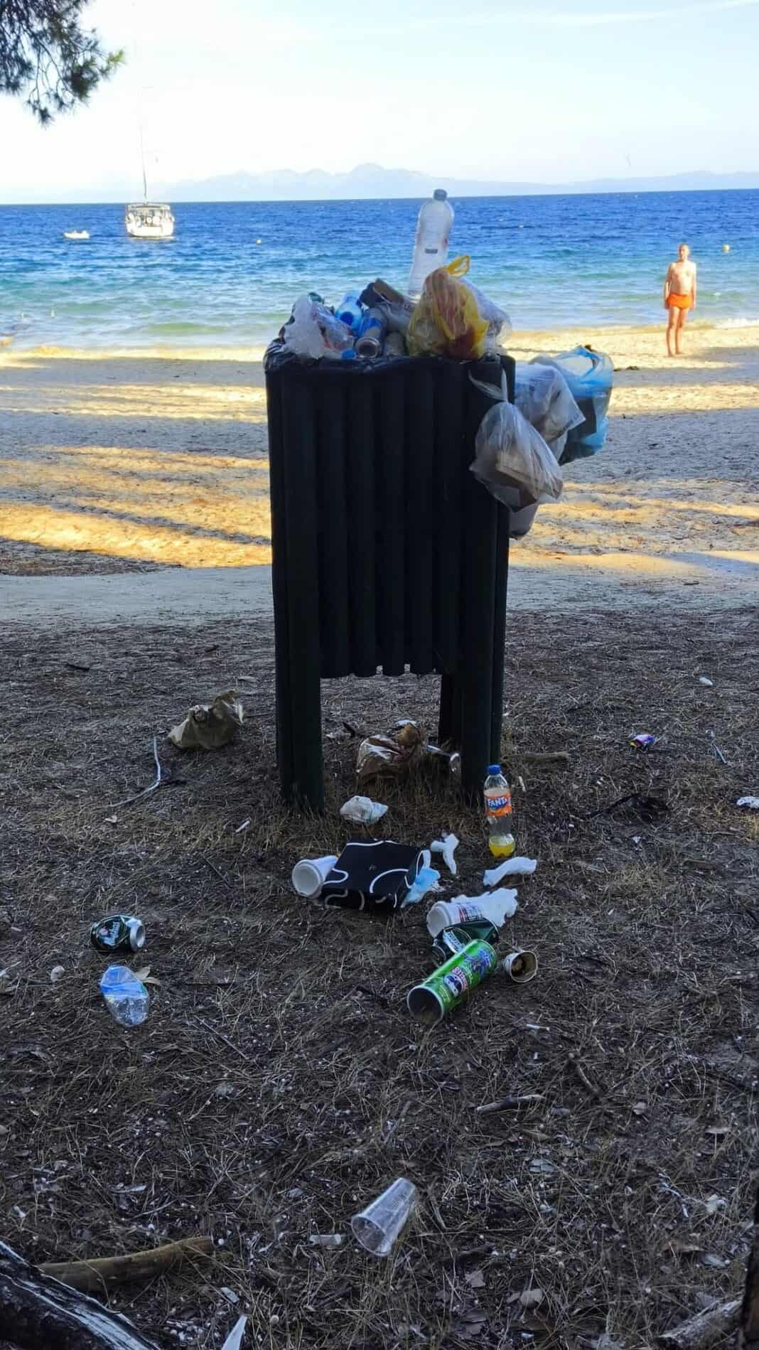 Έκκληση προς τους επισκέπτες των Κουκουναριών: «Μην μετατρέπετε τους κάδους σε πύργους από σκουπίδια» Έκκληση προς τους επισκέπτες των Κουκουναριών: «Μην μετατρέπετε τους κάδους σε πύργους από σκουπίδια»