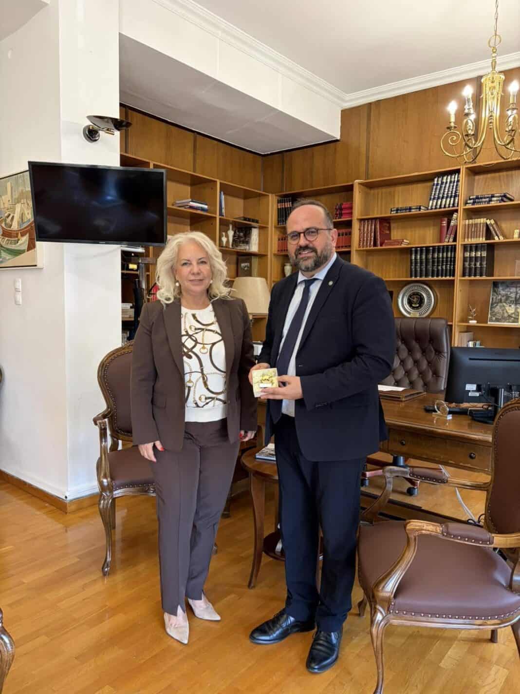 Εθιμοτυπική επίσκεψη στο γραφείο της αντιπεριφερειάρχη Μαγνησίας και Σποράδων του νέου γενικού γραμματέα Ναυτιλίας και Λιμένων Εθιμοτυπική επίσκεψη στο γραφείο της αντιπεριφερειάρχη Μαγνησίας και Σποράδων του νέου γενικού γραμματέα Ναυτιλίας και Λιμένων