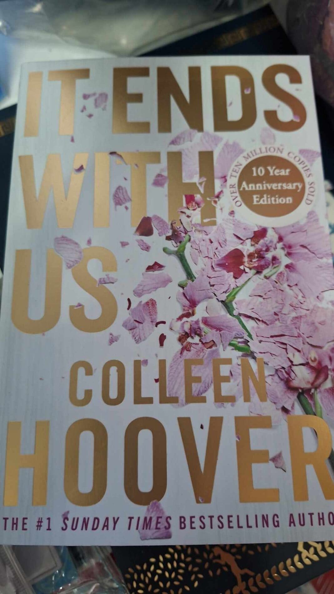 «It Ends With Us»: Το παγκόσμιο bestseller της Colleen Hoover τώρα διαθέσιμο στο βιβλιοπωλείο «ΣΤΗΝ ΠΕΝΑ» στη Σκιάθο «It Ends With Us»: Το παγκόσμιο bestseller της Colleen Hoover τώρα διαθέσιμο στο βιβλιοπωλείο «ΣΤΗΝ ΠΕΝΑ» στη Σκιάθο