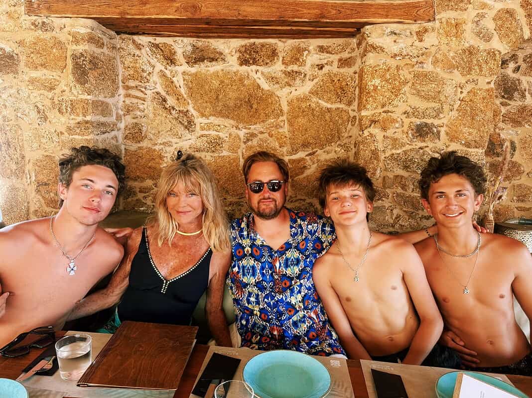 Η Goldie Hawn στη Σκιάθο με την οικογένειά της – «Me and my boys! Greece heaven» Η Goldie Hawn στη Σκιάθο με την οικογένειά της – «Me and my boys! Greece heaven»