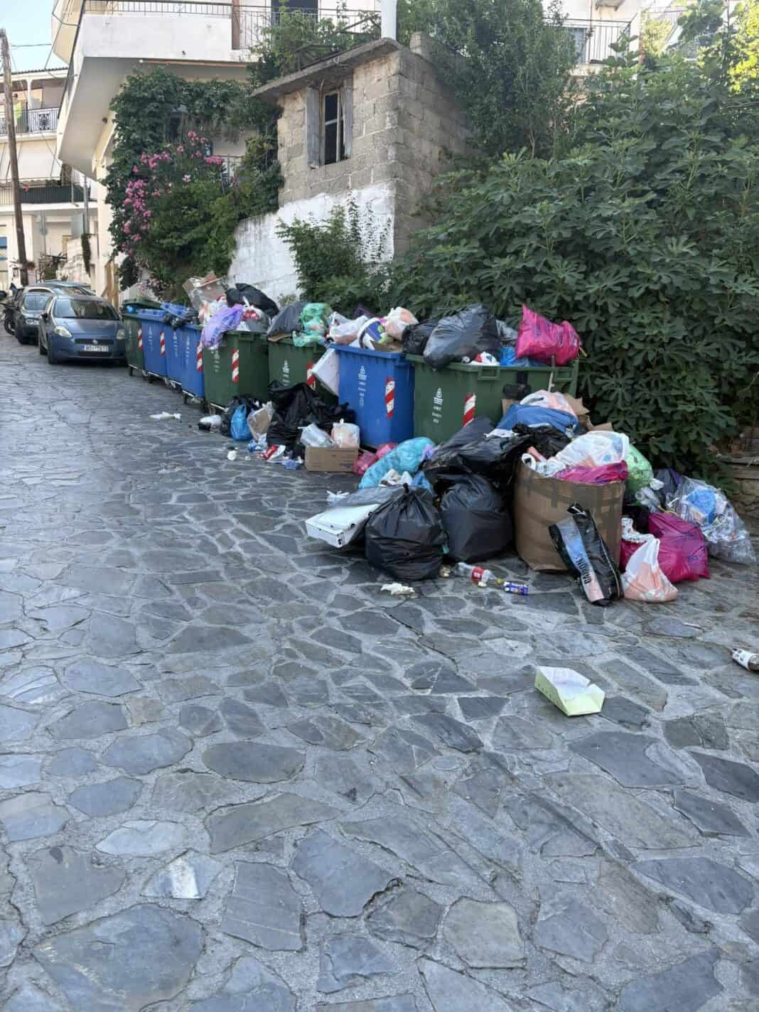 Σκιάθος: Συσσωρευμένα απορρίμματα – Κάτοικοι καταγγέλλουν καθυστερήσεις στην αποκομιδή Σκιάθος: Συσσωρευμένα απορρίμματα – Κάτοικοι καταγγέλλουν καθυστερήσεις στην αποκομιδή