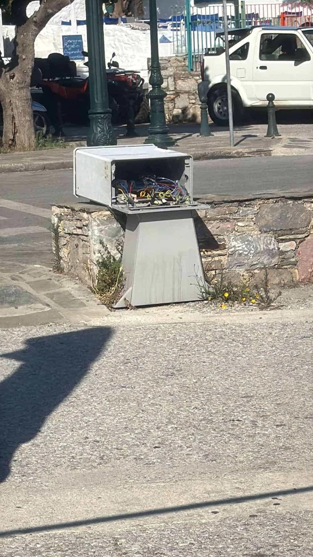Αγανακτισμένος ο Δήμαρχος Σκοπέλου: “Σήμερα ο πίνακας, αύριο τι;” Αγανακτισμένος ο Δήμαρχος Σκοπέλου: “Σήμερα ο πίνακας, αύριο τι;”