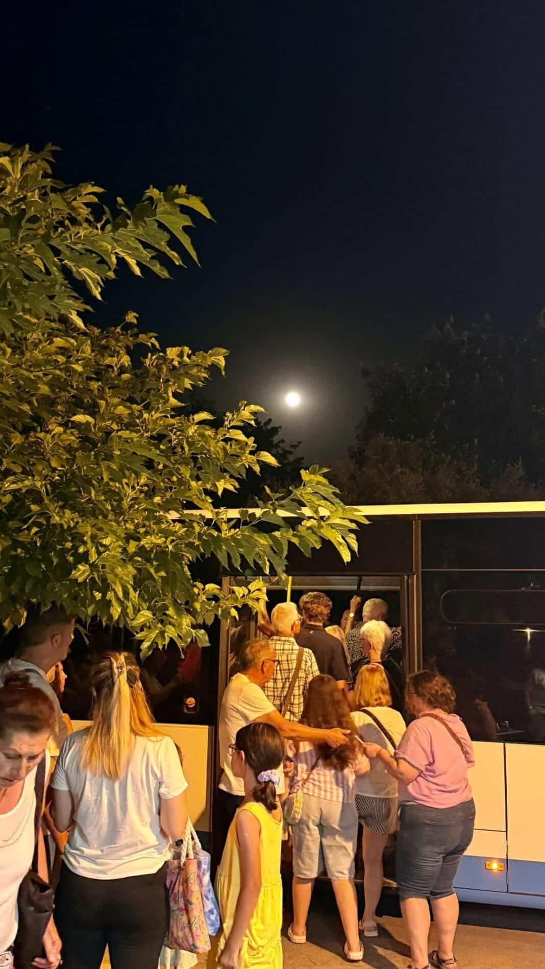 Η «Πανσέληνος της Φράουλας» φώτισε τις βραδινές διαδρομές στη Σκιάθο Η «Πανσέληνος της Φράουλας» φώτισε τις βραδινές διαδρομές στη Σκιάθο