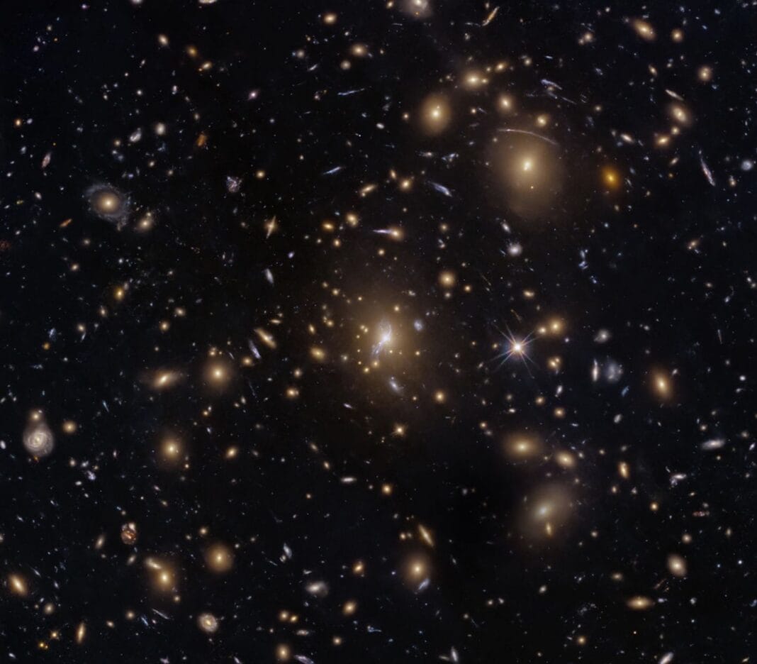Ο Hubble συνεχίζει να φωτογραφίζει άλλο ένα «σμήνος» γαλαξιών στο βαθύ Διάστημα Ο Hubble συνεχίζει να φωτογραφίζει άλλο ένα «σμήνος» γαλαξιών στο βαθύ Διάστημα
