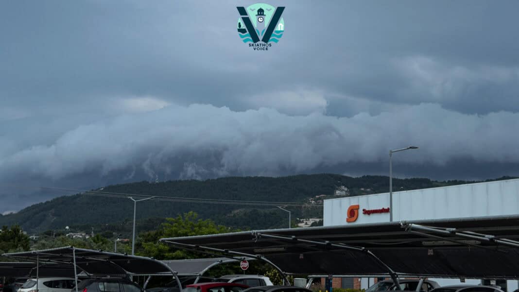 Εντυπωσιακό σκηνικό στη Σκιάθο από την ταχύτατη προσέγγιση της καταιγίδας Εντυπωσιακό σκηνικό στη Σκιάθο από την ταχύτατη προσέγγιση της καταιγίδας