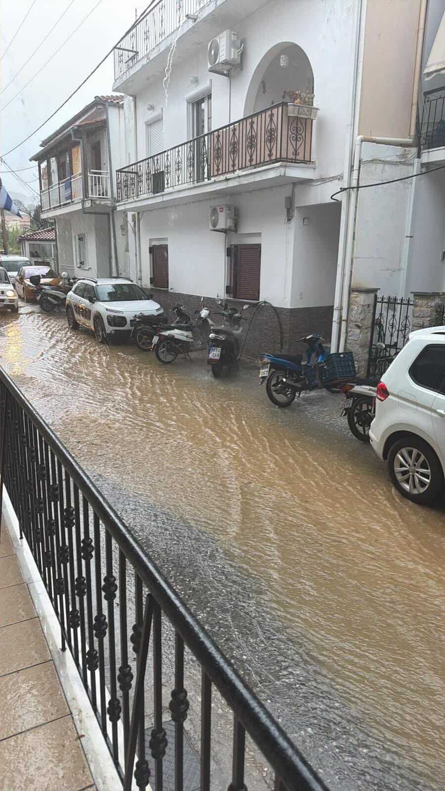 Η Ευαγγελιστρίας μετατράπηκε σε ποτάμι από τη σφοδρή βροχόπτωση Η Ευαγγελιστρίας μετατράπηκε σε ποτάμι από τη σφοδρή βροχόπτωση