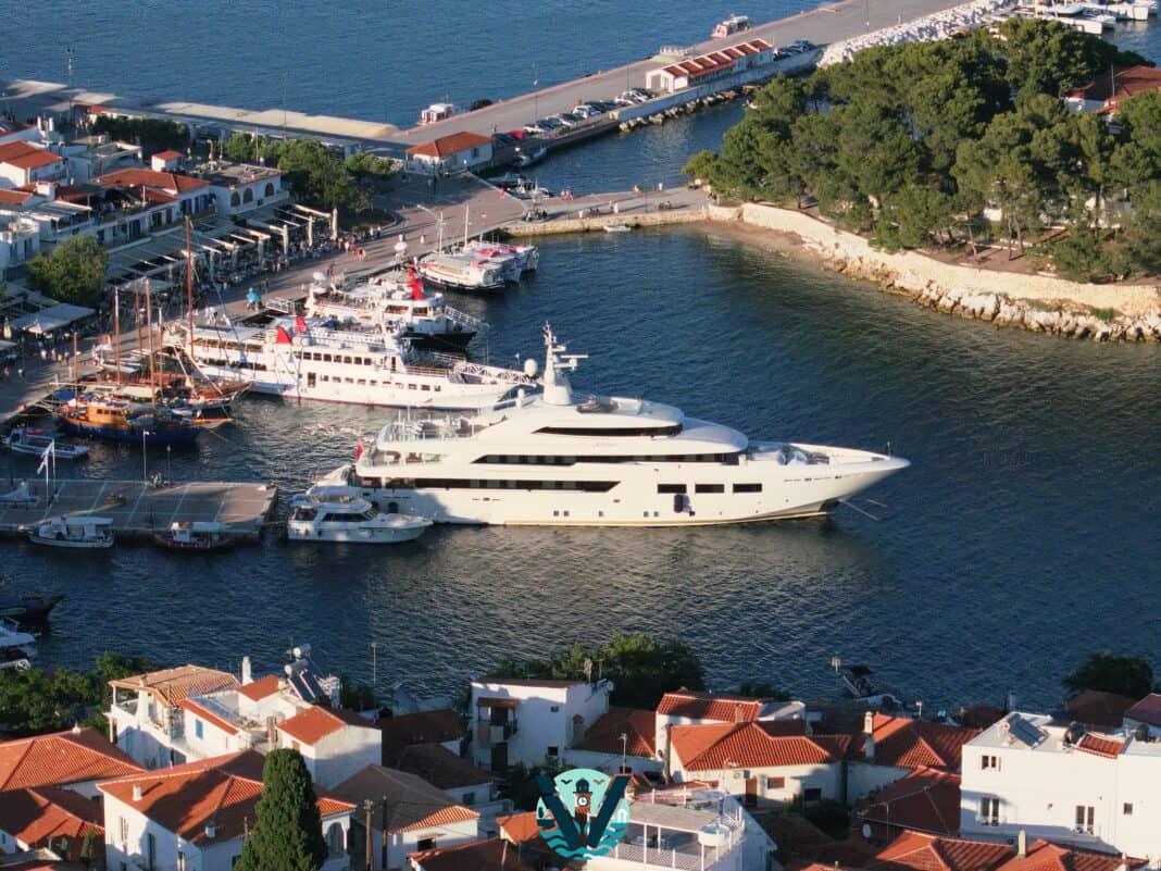 Το superyacht SARAMOUR μαγνητίζει τα βλέμματα στη Σκιάθο Το superyacht SARAMOUR μαγνητίζει τα βλέμματα στη Σκιάθο