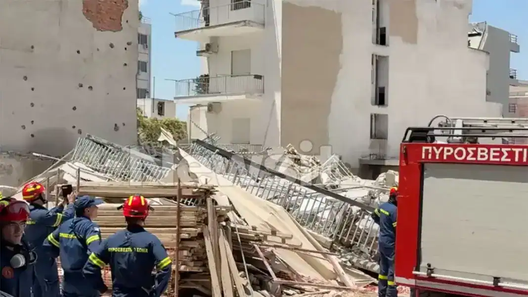 Ώρες αγωνίας στα Πετράλωνα μετά την ολική κατάρρευση πολυκατοικίας Ώρες αγωνίας στα Πετράλωνα μετά την ολική κατάρρευση πολυκατοικίας