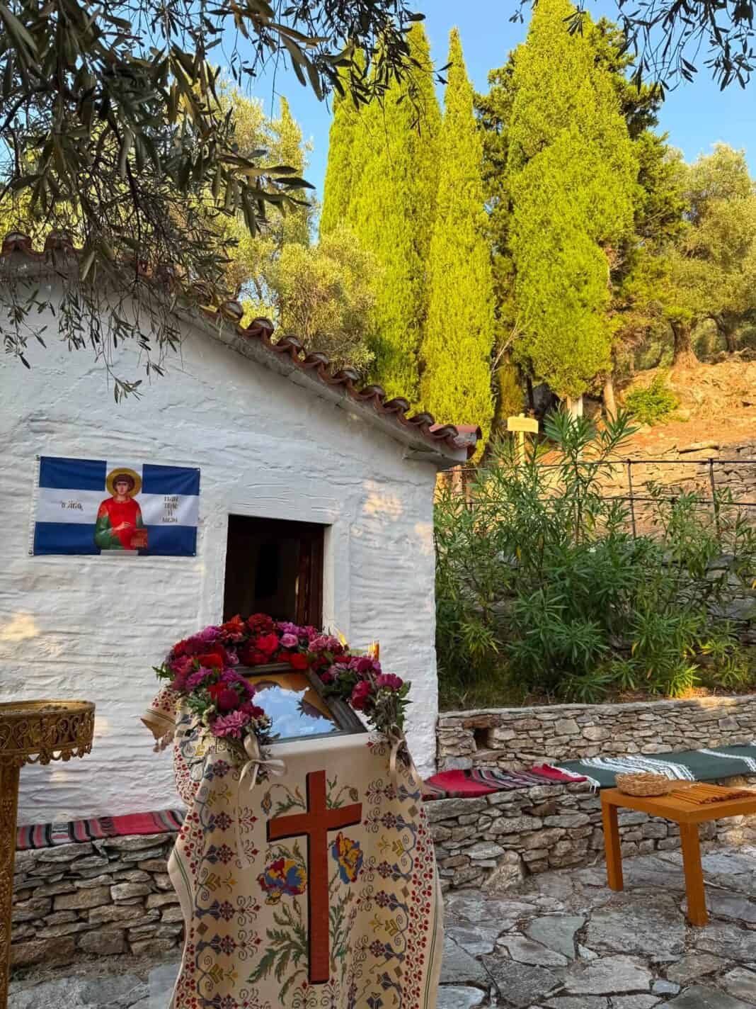 Με πίστη και ευλάβεια στον Άγιο Παντελεήμονα τον Θαυματουργό Με πίστη και ευλάβεια στον Άγιο Παντελεήμονα τον Θαυματουργό