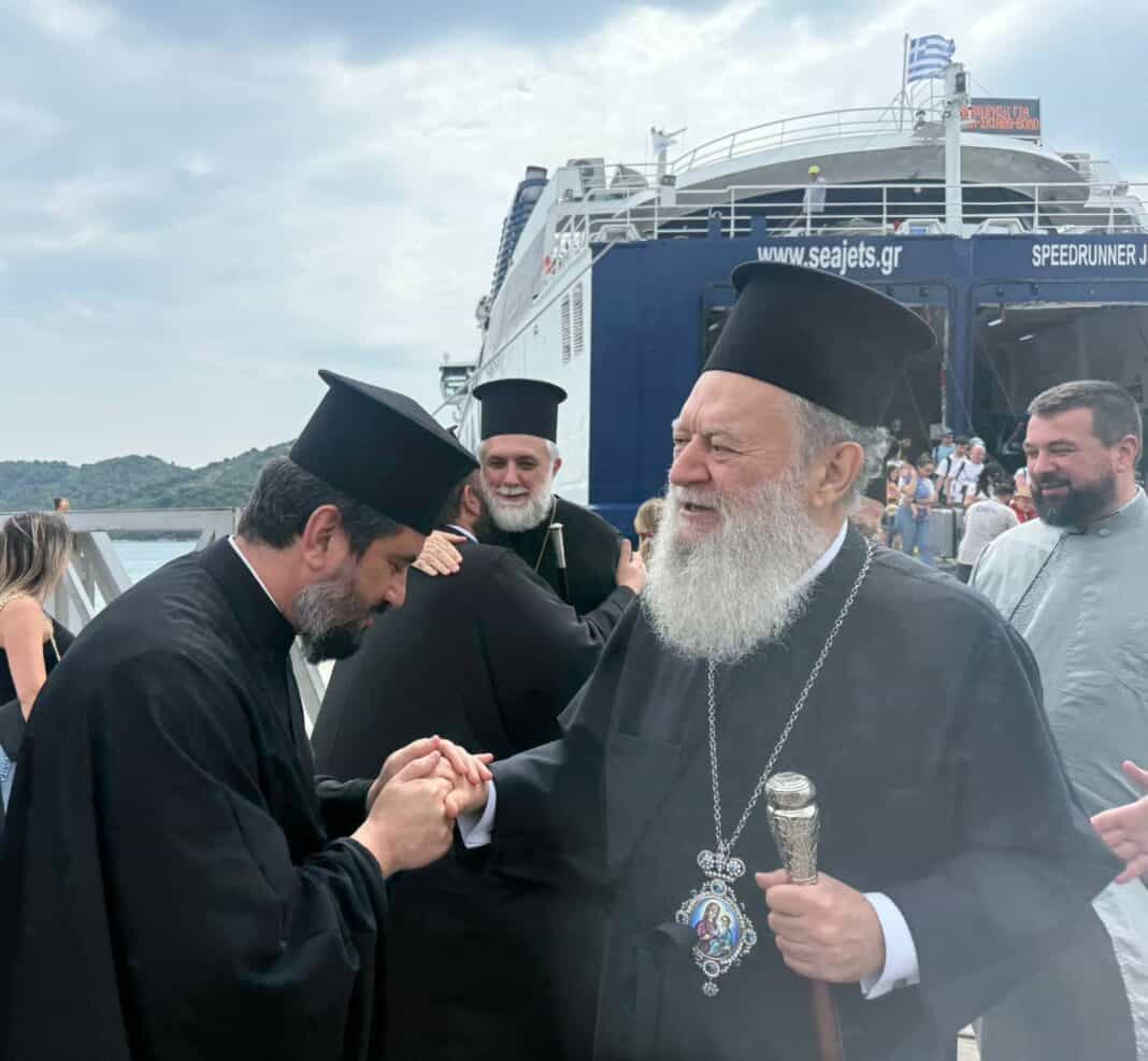 Με κάθε εκκλησιαστική λαμπρότητα η άφιξη του Μητροπολίτη Χαλκίδος στη Σκιάθο για την εορτή της Παναγίας Εικονίστριας Με κάθε εκκλησιαστική λαμπρότητα η άφιξη του Μητροπολίτη Χαλκίδος στη Σκιάθο για την εορτή της Παναγίας Εικονίστριας