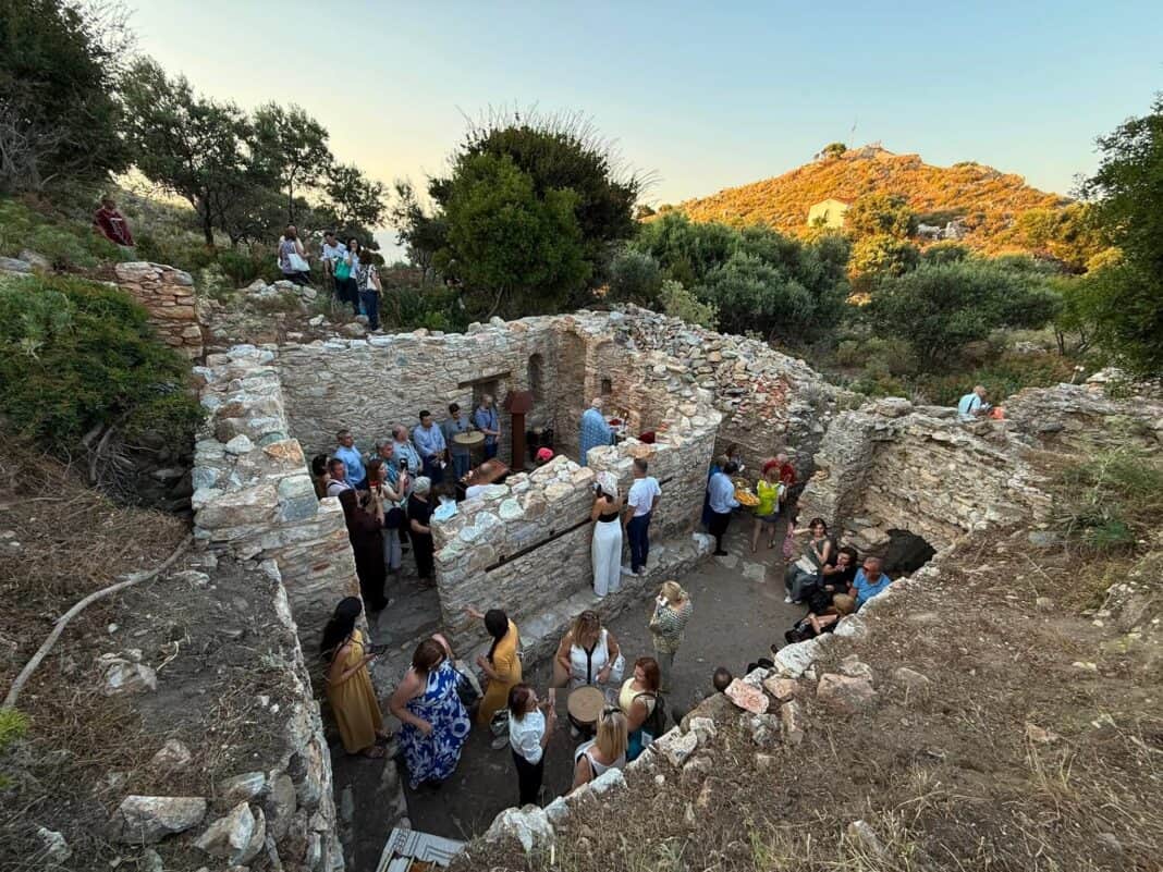 Συγκίνηση και κατάνυξη στην υπαίθρια Θεία Λειτουργία στα ερείπια της Παναγίας Μεγαλομάτας στο Κάστρο της Σκιάθου Συγκίνηση και κατάνυξη στην υπαίθρια Θεία Λειτουργία στα ερείπια της Παναγίας Μεγαλομάτας στο Κάστρο της Σκιάθου