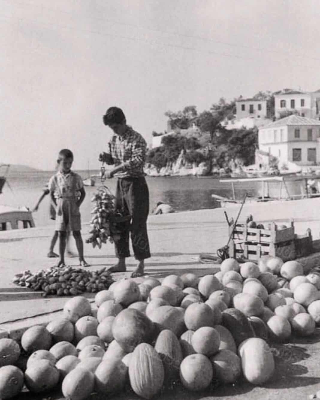 Μια αυθεντική εικόνα από το παλιό λιμάνι της Σκιάθου ζωντανεύει τις μνήμες μιας άλλης εποχής Μια αυθεντική εικόνα από το παλιό λιμάνι της Σκιάθου ζωντανεύει τις μνήμες μιας άλλης εποχής